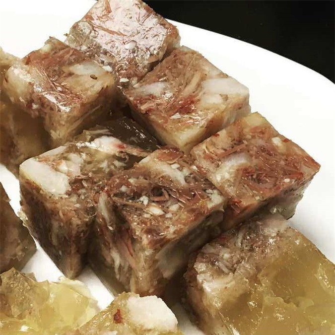 Israel: Ở Israel mọi người thích p'tcha, một món ăn được chế biến từ bàn chân cừu ướp. 