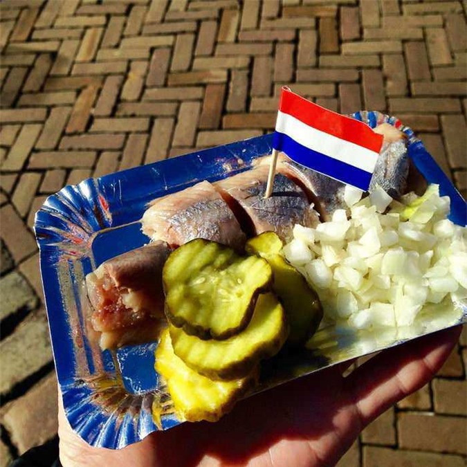 Hà Lan: Người Hà Lan thích ăn cá trích. Đó là loại cá tươi sống được bảo quản trong muối, và có thể ăn cùng bánh mì hoặc ăn không. 