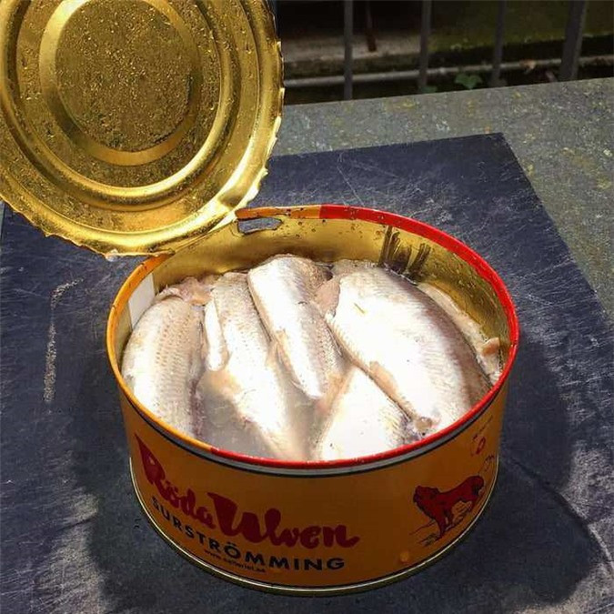 Thụy Điển: Surströmming là cá đã được lên men trong sáu tháng, được bao phủ trong đủ muối để tránh bị thối rữa. Khi mở ra, mùi có thể khá nồng nặc nhưng người Thụy Điển rất thích.
