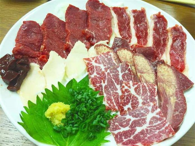 Nhật Bản: Basashi (馬刺 し) là thịt ngựa sống được cắt mỏng và dùng với gừng và hành lá với nước tương (醤 油) để ngâm.Về cơ bản, nó giống như sashimi, nhưng là thịt ngựa thay vì cá.
