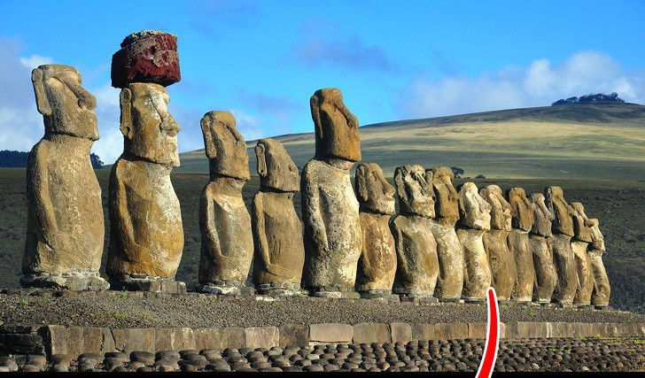 2. Những bức tượng khổng lồ của đảo Phục Sinh: Đảo Phục Sinh của Chile là một hòn đảo cực kỳ nổi tiếng, với vô số các bức tượng đầu người khổng lồ (gọi là Moai) nằm rải rác trên đảo. Và bản thân các bức tượng ấy cũng là điều bí ẩn. Trong vòng 300 năm, các nhà sử học đã tìm đủ mọi cách để tìm hiểu xem làm thế nào mà dân đảo xưa kia có thể tạc được những bức tượng này. 