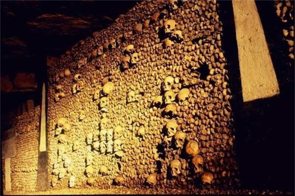 2. Hầm mộ Paris, Pháp: Dưới lòng đất Paris (Pháp) là mạng lưới dài 321 km của những hang động cũ, đường hầm, mỏ khai khác đá, cùng khu vực hầm mộ chính đầy những hộp sọ và xương người chết. Đối với những tín đồ của hầm mộ này, cảm nhận sự im lặng thật sâu trong những đường hầm là trải nghiệm không ở đâu có được. Một người thám hiểm địa phương Loic Antoine - Gambeaud chia sẻ: "Tôi nghĩ rằng nó nằm trong tập hợp trí tưởng tượng. Mọi người đều biết rằng có điều gì đó bên dưới Paris, rất bí ẩn. Nhưng, tôi không nghĩ là có nhiều người tưởng tượng ra được những gì dưới lòng đất là như thế này". 