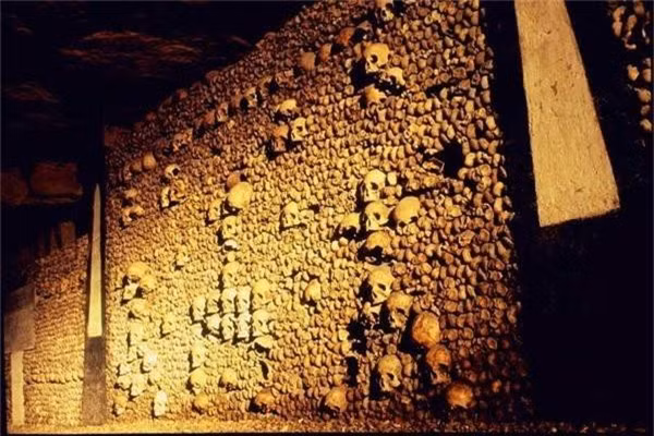 2. Hầm mộ Paris, Pháp: Dưới lòng đất Paris (Pháp) là mạng lưới dài 321 km của những hang động cũ, đường hầm, mỏ khai khác đá, cùng khu vực hầm mộ chính đầy những hộp sọ và xương người chết. Đối với những tín đồ của hầm mộ này, cảm nhận sự im lặng thật sâu trong những đường hầm là trải nghiệm không ở đâu có được. Một người thám hiểm địa phương Loic Antoine - Gambeaud chia sẻ: "Tôi nghĩ rằng nó nằm trong tập hợp trí tưởng tượng. Mọi người đều biết rằng có điều gì đó bên dưới Paris, rất bí ẩn. Nhưng, tôi không nghĩ là có nhiều người tưởng tượng ra được những gì dưới lòng đất là như thế này". 