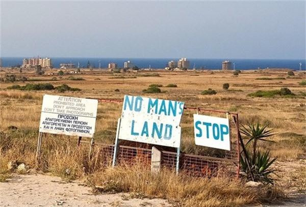 8. Khu Varosha, Bắc Cyprus: Là một thành phố Famagusta, khu vực bỏ hoang từ sau khi Thổ Nhĩ Kỳ xâm lược vào năm 1974 này đã trở thành một điểm du lịch hút khách. Những tòa nhà cao tầng, các con phố và bãi biển rộng đều không có bóng người. Nơi này không khác gì cảnh sau tận thế trong những bộ phim của Hollywood. 