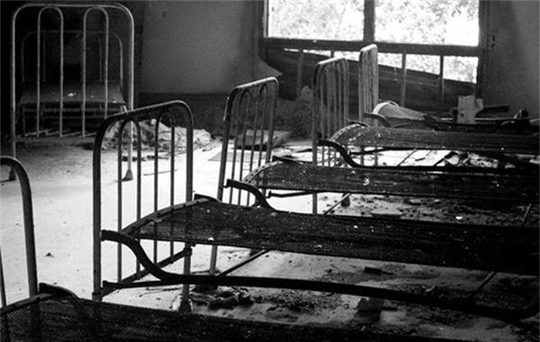 10. Poveglia, Italy: Trong những năm diễn ra đại dịch “Cái chết đen” (bệnh dịch hạch) vào thế kỷ 14-16, hòn đảo nhỏ Poveglia nằm gần Venice là nơi tập trung người bệnh. Hàng chục nghìn người đã chết ở đây. Đầu thế kỷ 20, trung tâm đảo có một bệnh viện tâm thần, nơi bác sĩ quản lý đã tra tấn và giết hại một số bệnh nhân. Cuối cùng ông ta phát điên và tự sát. Hòn đảo này được coi là một trong những nơi ma ám đáng sợ nhất thế giới, nhưng điều đó không ngăn cản một quý ông giàu có mua nó với giá 400.000 bảng vào năm 2014.