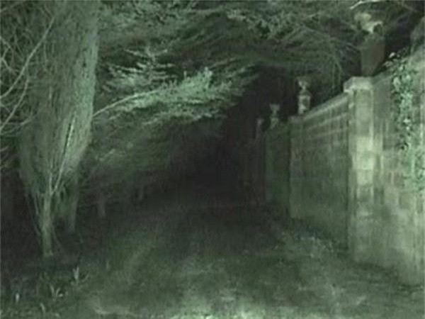 5. Đường “bòng tử thần” ở New Jersey, Mỹ: Con đường dài 11,2 km trải dọc New Jersey có rất nhiều truyền thuyết xung quanh nguồn gốc cái tên “bóng tử thần”. Phần lớn có liên quan đến những vụ giết người xung quanh khu vực này. Có nhiều hiện tượng siêu nhiên diễn ra khiến ai đi qua đây đều không khỏi bất an. 