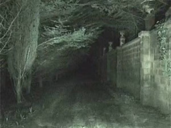 5. Đường “bòng tử thần” ở New Jersey, Mỹ: Con đường dài 11,2 km trải dọc New Jersey có rất nhiều truyền thuyết xung quanh nguồn gốc cái tên “bóng tử thần”. Phần lớn có liên quan đến những vụ giết người xung quanh khu vực này. Có nhiều hiện tượng siêu nhiên diễn ra khiến ai đi qua đây đều không khỏi bất an. 