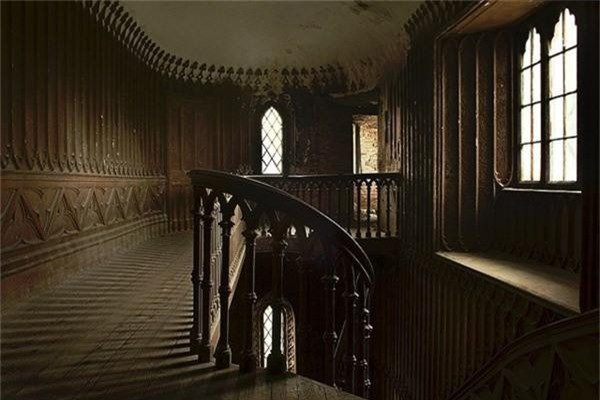 7. Lâu đài Charleville, Ireland: Lâu đài theo phong cách Gothic nằm ở hạt Offaly được cho là bị linh hồn một cô gái ngã xuống từ tòa tháp cao nhất ám. Các du khách cho biết đã thấy những hiện tượng lạ xuất hiện trong lâu đài. Một nhiếp ảnh gia biến mất khi lên tòa tháp, người ta chỉ tìm thấy máy ảnh của ông. Nhiều chuyên gia hoạt động siêu nhiên và các nhà ngoại cảm đã tới lâu đài Charleville nhưng vẫn chưa giải mã được bí ẩn. Lâu đài " ma ám" đã xuất hiện trong chương trình “Những nơi đáng sợ nhất trên thế giới” và “Thợ săn ma”. 