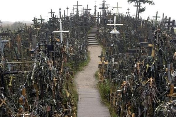 9. Đồi thập tự, Lithuania: Ngọn đồi nhỏ nằm ở phía bắc Lithuania cắm khoảng 100.000 cây thánh giá. Những tín đồ hành hương đã đem thánh giá tới đây từ đầu thế kỷ 19. Khi giáo hoàng Pope John Paul II tới thăm nơi này vào năm 1993, ông đã tuyên bố đây là vùng đất của hy vọng, hòa bình, tình yêu và sự hy sinh. Tuy nhiên, khung cảnh nơi đây khiến nhiều người không dám tới gần. 