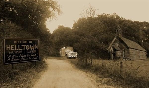 6. Helltown (thị trấn địa ngục) Ohio, Mỹ: Heltown là một thị trấn ma nằm ở hạt Summit bang Ohio. Có rất nhiều truyền thuyết bí ẩn xung quanh vùng đất này. Ví dụ tại đây có cây cầu mà mỗi khi đi ngang qua bạn sẽ nghe thấy tiếng trẻ con khóc, một chiếc xe bus chở học sinh cũ nát có bong người hút thuốc bên trong vào buổi tối. Đây là địa điểm thích hợp cho những người không tin ma quỷ muốn tìm cảm giác mạnh. 