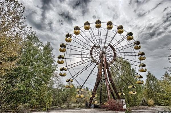 4. Pripyat, Ukraine: Nằm gần biên giới Belarus, thành phố Pripyat ra đời năm 1970 gần nhà máy điện nguyên tử Chernobyl. Dân số Pripyat lên tới gần 50.000 người trước khi phải sơ tán vài ngày sau khi thảm họa nguyên tử Chenobyl diễn ra vào ngày 26/4/1986. Do nông độ phóng xạ tăng cao, thành phố bị bỏ hoang tới ngày nay. Thành phố ma trống rỗng và không có sức sống này khiến những du khách dám tới đây thấy lạnh sống lưng. 