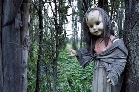 1. Đảo búp bê ở Mexico: Đây là một hòn đảo nhỏ nằm ở Xochimilco, Mexico, nổi tiếng với những con búp bê hỏng được buộc vào các cành và thân cây bởi Julián Santana Barrera. Ông cho biết việc thu thập những con búp bê cũ hỏng và treo chúng lên giúp xua tà ma, xoa dịu linh hồn một cô bé chết đuối dưới kênh. Ông cũng tin rằng vào buổi tối những con búp bê sẽ sống dậy và đi quanh đảo. Điều kỳ lạ hơn nữa là ông chết đuối ở đúng chỗ đã tìm thấy xác bé gái. Du khách có thể ra đảo bằng thuyền, nhưng nhiều người không đủ can đảm để tới đây. 