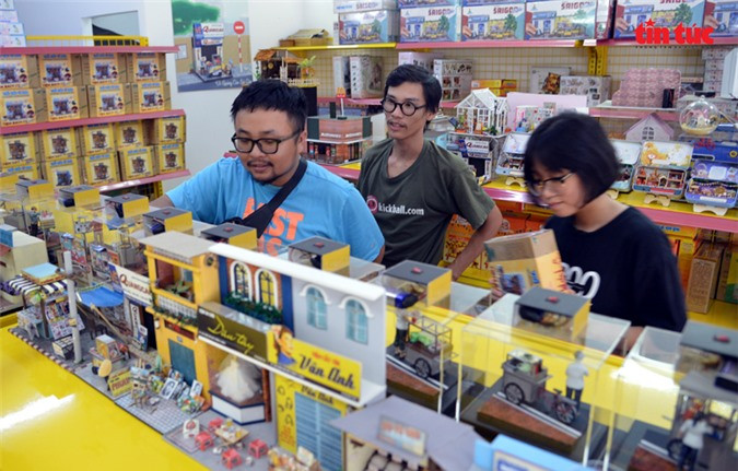 Khách tìm đến công ty của anh Đức để xem sản phẩm. Cũng theo anh Đức, một tháng anh có thể làm ra được từ 500-1.000 sản phẩm và có thể hơn tùy theo độ chi tiết ít hay nhiều của mẫu đó. "Hiện tại công ty mình có khoảng 50-60 sản phẩm thương mại, ngoài ra còn nhiều sản phẩm khác mà mình làm ra để thỏa mãn đam mê chứ không thương mại", anh Nguyễn Phúc Đức cho biết. 