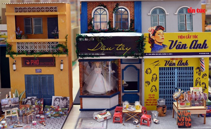 Cả đường phố Sài Gòn xưa được anh Đức "thu nhỏ" thành các mô hình vừa lòng bàn tay.