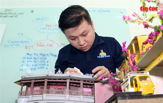 Anh Đức đang thực hiện mô hình Hội An thu nhỏ. Anh chia sẻ: “Khâu khó khăn nhất là ý tưởng, khi đã có ý tưởng thì làm rất nhanh. Sắp tới, mình làm thêm mô hình trung thu với bố mẹ,các con đang ngồi làm lồng đèn ngoài sân cùng những bối cảnh ngày xưa. Qua những hình ảnh này, mình muốn gợi lại ký ức nào đó, giúp người xem cảm thấy hoài niệm về một Sài Gòn xưa”.