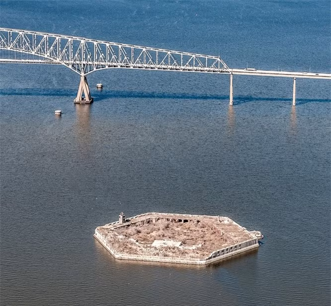 8. Pháo đài Carroll: Nhiều người nghĩ rằng mơ ước sở hữu cả một hòn đảo chỉ đối với những người siêu giàu. Tuy nhiên ít ai biết rằng một số đảo có giá rất phải chăng nhưng không ai muốn mua. Ví dụ điển hình là pháo đài Carroll, rẻ đến mức đáng kinh ngạc. Pháo đài này được xây dựng bởi Quân đội Hoa Kỳ, nhưng một thời gian đã từng thuộc sở hữu tư nhân. Chủ sở hữu đã lên kế hoạch biến nó thành một trung tâm giải trí với một khách sạn, nhà hàng và một sòng bạc, tuy nhiên đã không thực hiện được dự án. Nguyên nhân chủ yếu do trước đây nơi này là nơi sinh sống của rất nhiều loài chim, việc xây dựng phải đảm bảo không gây hại đến chúng. Vì thế kế hoạch xây dựng bất khả thi và chủ sở hữu hiện tại đang cố gắng bán nó sớm nhất có thể. 