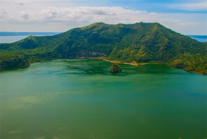 7. Đảo Vulcan: Ở phía bắc Philippines, có hồ tên là Taal. Giữa hồ, có một hòn đảo tên là Taal Vulcano, giữa đảo lại có một hồ nước nhỏ. Thực chất, hòn đảo ngập nước chính là miệng một núi lửa đã ngừng hoạt động, gọi là đảo Vulcan. 