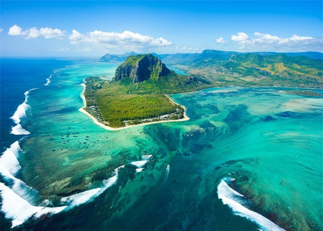 2. Ảo giác “thác nước dưới đáy biển” tại đảo Mauritius: Đảo Mauritius là một nơi tuyệt đẹp và độc đáo. Được mệnh danh là một thiên đường nhiệt đới, thiên nhiên nơi đây cũng vô cùng kì vĩ và tạo ra một ảo ảnh đáng kinh ngạc. Khi nhìn từ trên cao xuống, dòng chảy của cát và phù sa tạo ra một cảnh quan ấn tượng về một thác nước dưới đáy biển. 