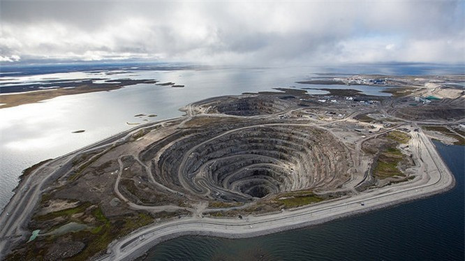 10. Mỏ kim cương Diavik: Toàn bộ hòn đảo về cơ bản chỉ là một mỏ kim cương lớn. Mỏ Diavik nằm ở phía bắc Canada, bắt đầu mở cửa vào khoảng 15 năm trước. Kể từ đó đến nay, mỏ này đã sản xuất hơn 100 triệu carat, tương đương với khoảng 20 tấn kim cương. 