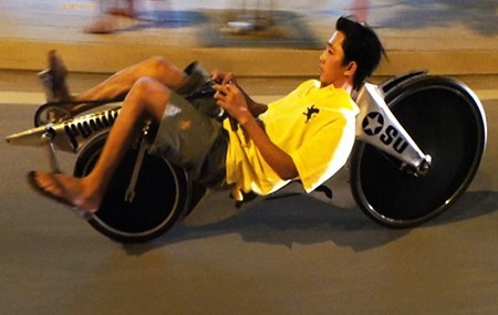 Xe đạp nằm với phần gầm sát mặt đường của một bạn trẻ.