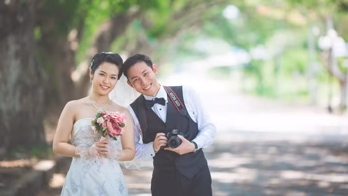 Khi Tsutomu nhờ Khoa, một người bạn Việt Nam, tìm người và địa điểm chụp ảnh cưới cho mình tại một khách sạn, Khoa đã tư vấn cả hai nên thử chụp ngoại cảnh kiểu Việt Nam, và từ đây một cái nhìn đầy ấn tượng và thú vị về văn hóa Việt Nam đã đến với Tsutomu và Erika. Tình yêu Việt Nam của đôi uyên ương Nhật Bản này cũng lớn dần từ những bức ảnh cưới lung linh tuyệt đẹp.