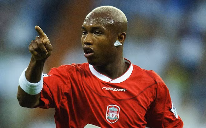 El Hadji Diouf điều khoản cấm nhổ. Có nước bọt trong miệng, nhổ đi hay nuốt vào? Các cầu thủ khác nhau có sự lựa chọn khác nhau. Nhưng với El Hadji Diouf thì anh phải nuốt vào, cấm được nhổ ra! Tiền đạo này khi ở Liverpool có thói quen nhổ nước bọt rất nhiều. Và anh từng nhổ nước bọt vào một CĐV.