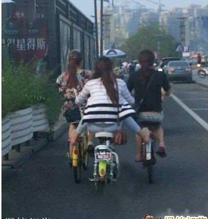 Nữ sinh chơi ngầu "hỗ trợ" đẩy xe cho bạn.