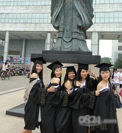 Khó coi cảnh nữ sinh... vạch áo cử nhân khoe vai trần.