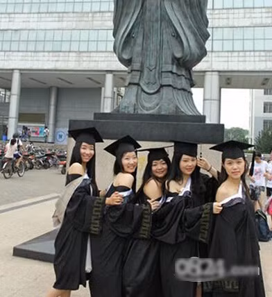 Khó coi cảnh nữ sinh... vạch áo cử nhân khoe vai trần.