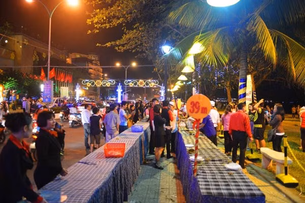 Sau gần 2 tiếng, toàn bộ bánh đã được bán hết.