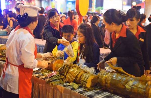 Nhộn nhịp cắt bánh, mua bánh.