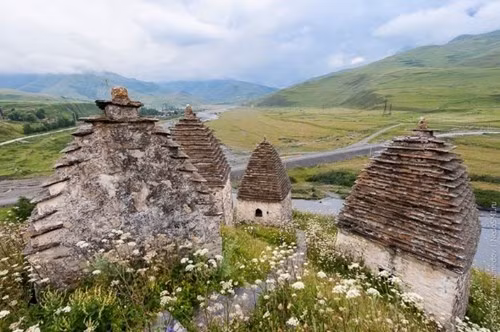 Với những lăng mộ mang hình dạng kỳ dị nằm rải rác trên khắp sườn đồi, nghĩa trang Dargav nằm gần ngôi làng Dargav ở Nga được mệnh danh là "thành phố của cái chết".