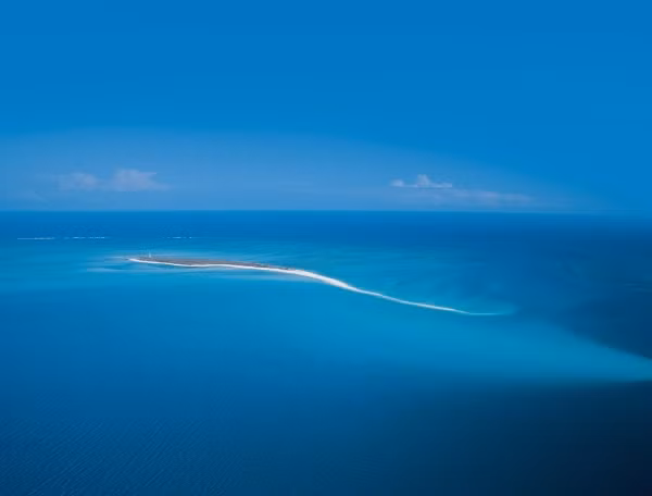 1. Đảo Medjumbe - Mozambique. Hòn đảo này nằm ngoài khơi của đất nước Mozambique và hoàn toàn không có sóng điện thoại. Vì vậy, du khách hoàn toàn có thể nghỉ ngơi thoải mái và đắm mình với tự nhiên mà không lo bị quấy rầy. Những bãi cát vàng ở đây đẹp tuyệt vời dưới ánh nắng rực rỡ.