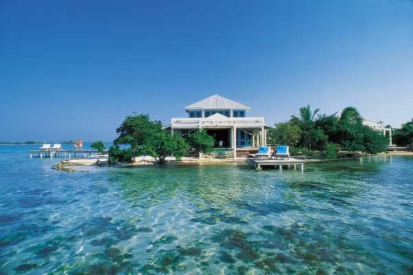 3. Đảo Cayo Espanto - Belize. Hòn đảo tư nhân này rộng 1,6ha và nằm tách biệt hẳn với đất liền Belize. Tại đây có tất cả 7 căn biệt thự mà bạn có thể thuê vào bất cứ thời điểm nào trong năm mặc dù giá cả cũng không rẻ với 1.200 USD một người/đêm. Tất nhiên các dịch vụ ở đây cũng rất tuyệt vời với đội ngũ nhân viên chuyên nghiệp sẵn sàng đáp ứng những gì bạn cần.