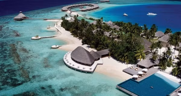 4. Đảo Huvafen Fushi - Maldives. Hòn đảo này chỉ có thể ghé thăm bằng thuyền hoặc máy bay, tuy nhiên đây là nơi có những bãi cát trắng và làn nước trong xanh hơn ở bất cứ đâu trên thế giới.