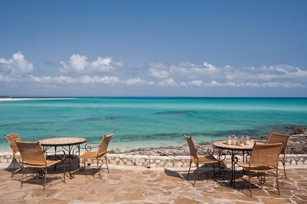 Đây là một hòn đảo tư nhân rất nổi tiếng với những khu nghỉ mát nhờ được trang bị đầy đủ hồ bơi rộng lớn, võng để thư giãn bên bờ biển và luôn phục vụ những món ăn tươi ngon, tuyệt vời.