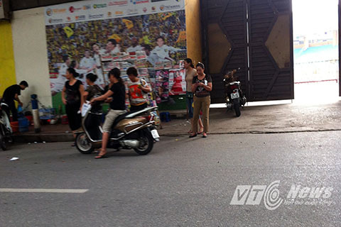 Phe vé nhan nhản ở quanh khu vực SVĐ Hàng Đẫy.