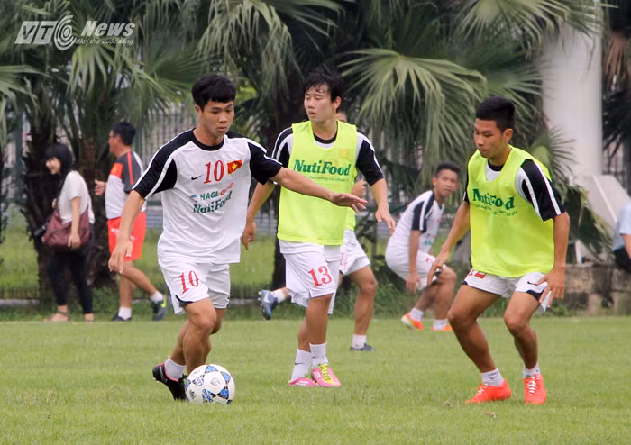 Công Phượng luôn giữ được sự tập trung cao độ trên sân tập. Anh lặng lẽ và chơi hết mình (Ảnh: Hà Thành).