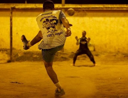 Thanh niên Brazil trong khu ổ chuột ở thành phố Sao Paulo thách đấu với đội tuyển vô địch sắp tới của giải World Cup 2014.