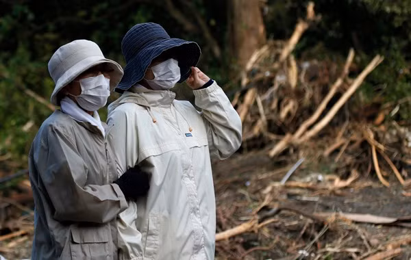 Tuy nhiên vào năm 2005, họ đã trở lại quần đảo và được yêu cầu luôn phải đeo mặt nạ phòng độc để đề phòng các trường hợp khí độc tăng đột biến. Chắc chắn không một khách du lịch nào muốn đến đây để trải nghiệm cảm giác đeo mặt nạ bảo vệ suốt ngày.