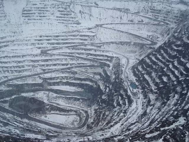 3. Mỏ khai thác Amiang - Canada. Amiang là một hợp chất có giá đắt đỏ nhờ vào khả năng chống lửa và hấp thụ âm thanh. Nhưng đây cũng là một chất có thể gây ung thư và nhiều căn bệnh nguy hiểm khác. Chính vì vậy, liên minh châu Âu đã cấm khai thác Amiang trên toàn châu Âu. Dù vậy, những người tò mò vẫn có thể đến thăm mỏ Thetford vẫn hoạt động. Tuy nhiên, chắc chắn sẽ không một ai dám đùa với tính mạng của mình để đến đây thăm thú khi không mặc những bộ đồ bảo vệ dày cộm, vô cùng không thoải mái, đi cùng với đó là nguy cơ bị ung thư luôn thường trực.