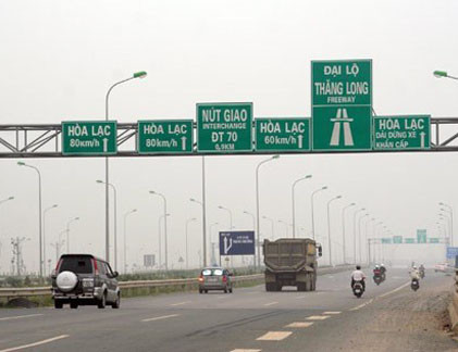 Người dân có thể sẽ phải trả tiền nếu muốn tiếp tục sử dụng làn đường cao tốc của đại lộ Thăng Long. Ảnh: Chí Hiếu.