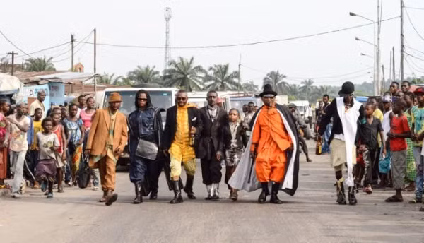 Đích thị là thời trang đường phố đây rồi.