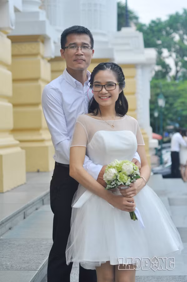 Anh Nguyễn Quốc Huy và chị Nguyễn Thị Lan là 1 trong 50 cặp cô dâu chú rể tham dự đám cưới tập thể ngày hôm nay. Chị Lan chia sẻ: “Lần đầu tiên tham dự chương trình nên mình rất hồi hộp. Mình cảm thấy đây là một chuyến đi ý nghĩa trước khi tổ chức đám cưới chính thức. Chúng mình đã có những kỷ niệm đẹp cùng nhau, cùng làm những điều mình thích. Trong ngày hôm nay, mặc dù có rất nhiều cô dâu xinh đẹp khác, nhưng chỉ cần cảm nhận mình đẹp trong mắt chú rể là mình hạnh phúc rồi”.