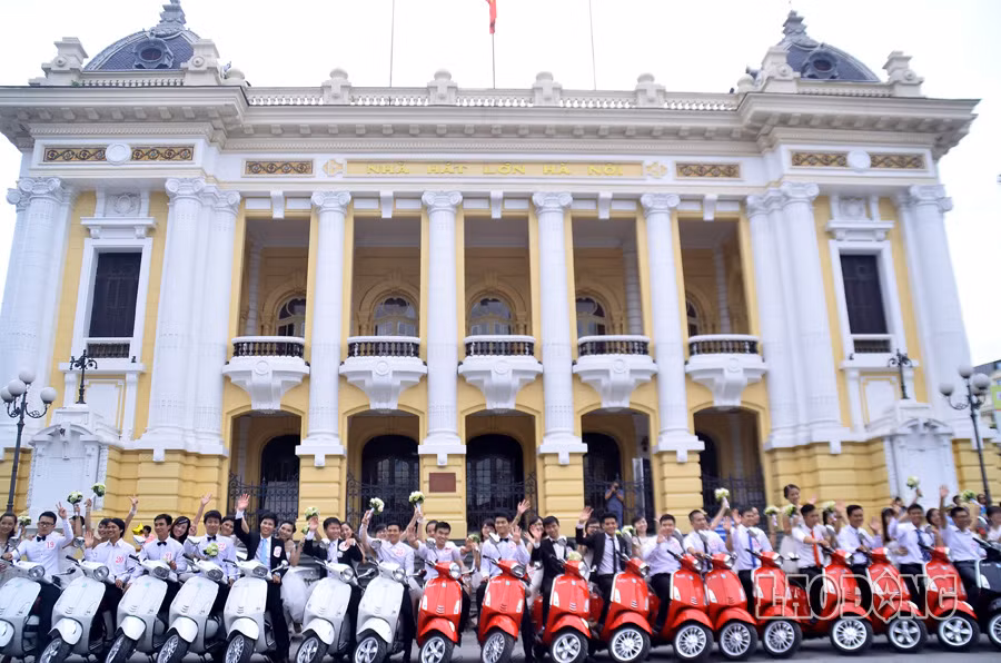 Khi dừng chân tại Nhà hát Lớn thành phố, các cặp đôi cùng chụp những bức ảnh lưu niệm để ghi lại những khoảnh khắc đáng nhớ của cuộc đời khi tham gia sự kiện có quy mô hoành tráng này.