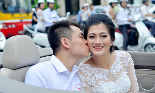 Dẫn đầu đoàn rước dâu là xe hoa của cặp đôi số 1 được trang trí rất đẹp mắt. Cô dâu và chú rể trên xe hoa dành cho nhau những cử chỉ ngọt ngào và một nụ hôn say đắm trước sự ngưỡng mộ của những người xung quanh.