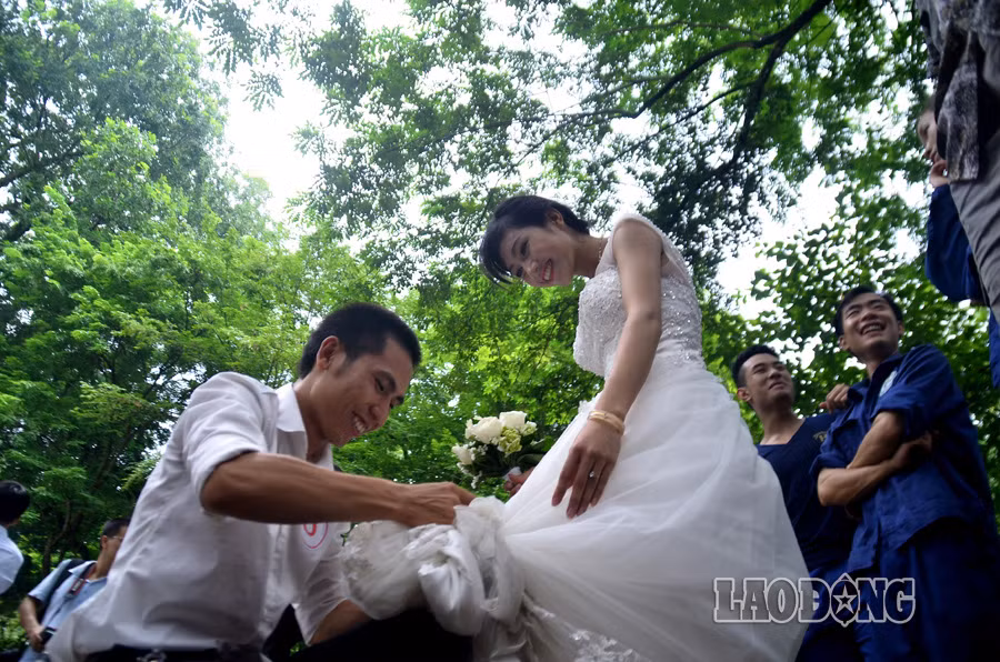 “Mặc dù khá mệt nhưng chúng mình rất háo hức chuẩn bị cho cuộc thi marathon và quyết tâm giành giải nhất. Theo mình, đây là một cuộc thi rất ý nghĩa, mang lại kỷ niệm đẹp cho các cặp đôi trước ngày cưới”.