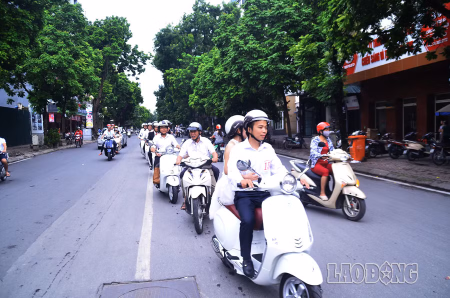 Trên những chiếc Vespa, các cặp đôi xuất phát từ khách sạn Hanoi Daewoo, đi qua các “con đường tình yêu”- các tuyến phố đẹp và lãng mạn của thủ đô Hà Nội - như Kim Mã, Nguyễn Thái Học, Hai Bà Trưng, Phan Đình Phùng…