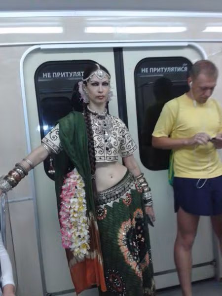 Nổi bật nơi đông người.