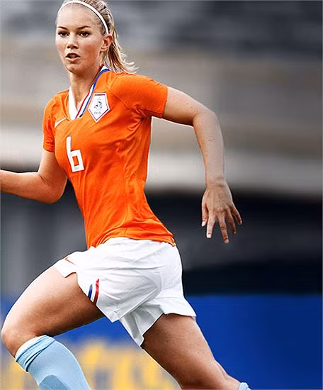 Cô bắt đầu tập luyện bóng đá từ năm 12 tuổi và thi đấu chính thức ở CLB đầu tiên là Saestrum.